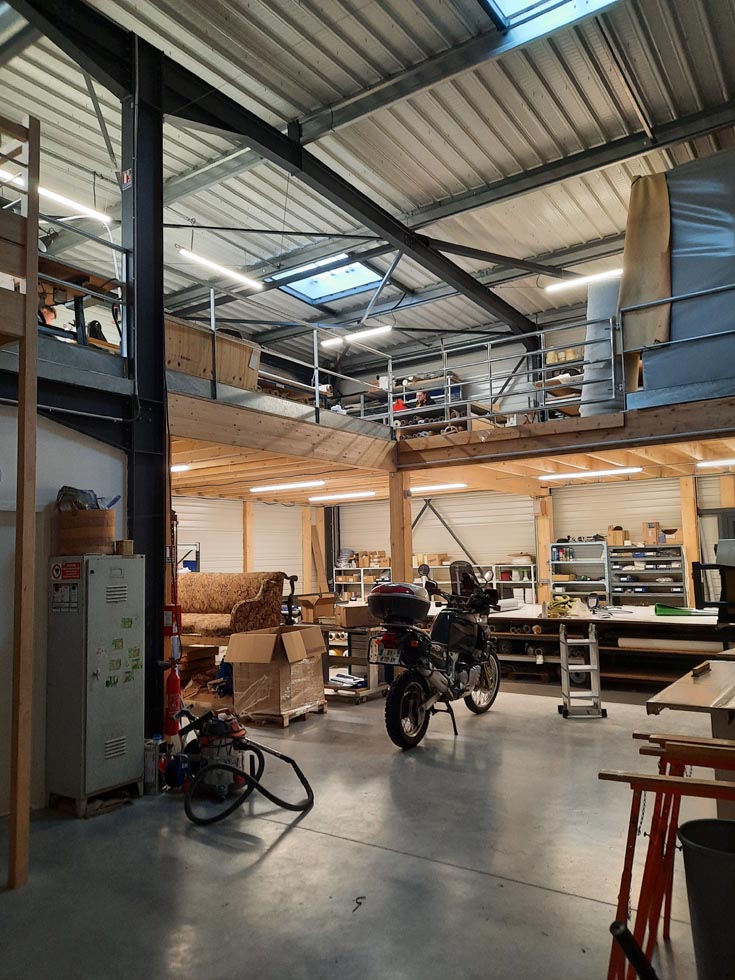 intérieur de l'atelier avec une moto au milieu